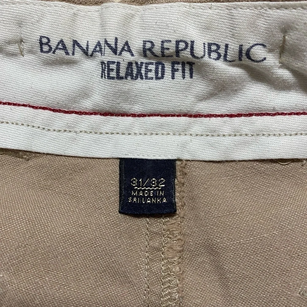 Banana Republic Men's Relaxed Fit 31X32 Khaki Chinos Pants.